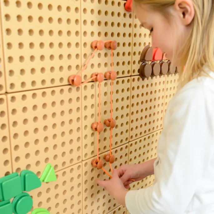 Zestaw edukacyjny z kołeczkami i sznureczkami w 6 kolorach.