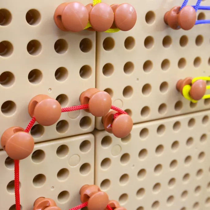 Interaktywna zabawa z kołeczkami i sznureczkami dla maluchów.