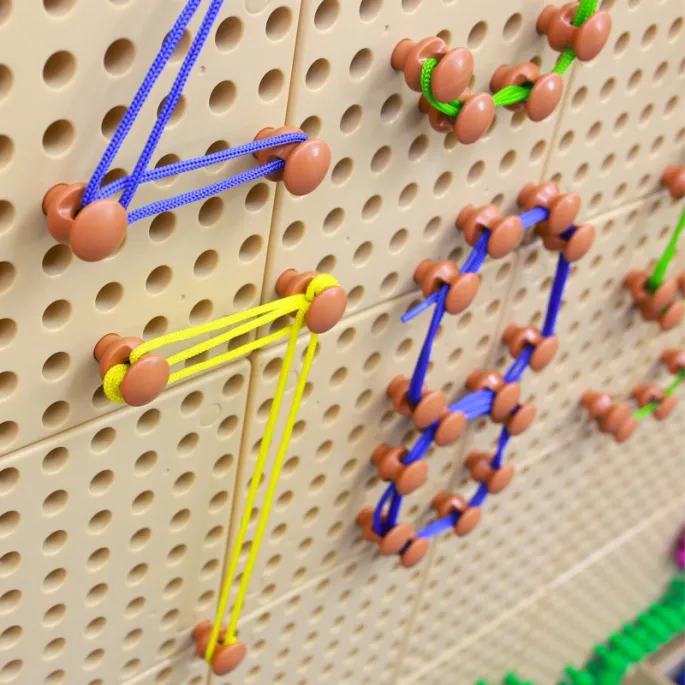 Rysowanie liter i figur geometrycznych za pomocą kołeczków.