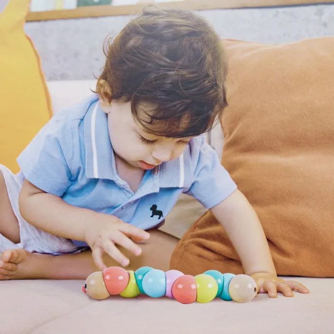 Ekologiczna gąsienica drewniana dla dzieci w żywych kolorach