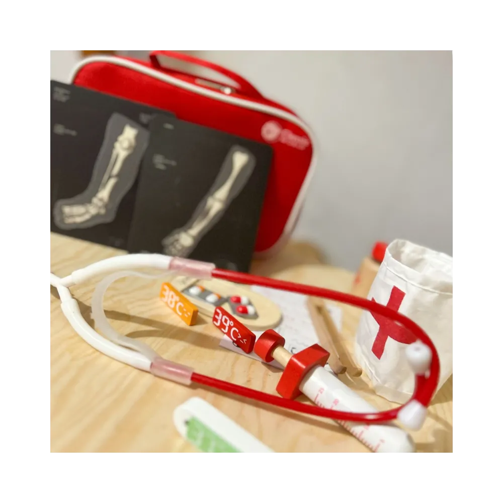 CLASSIC WORLD Drewniany Zestaw Walizka Małego Doktora Lekarza 19 el.