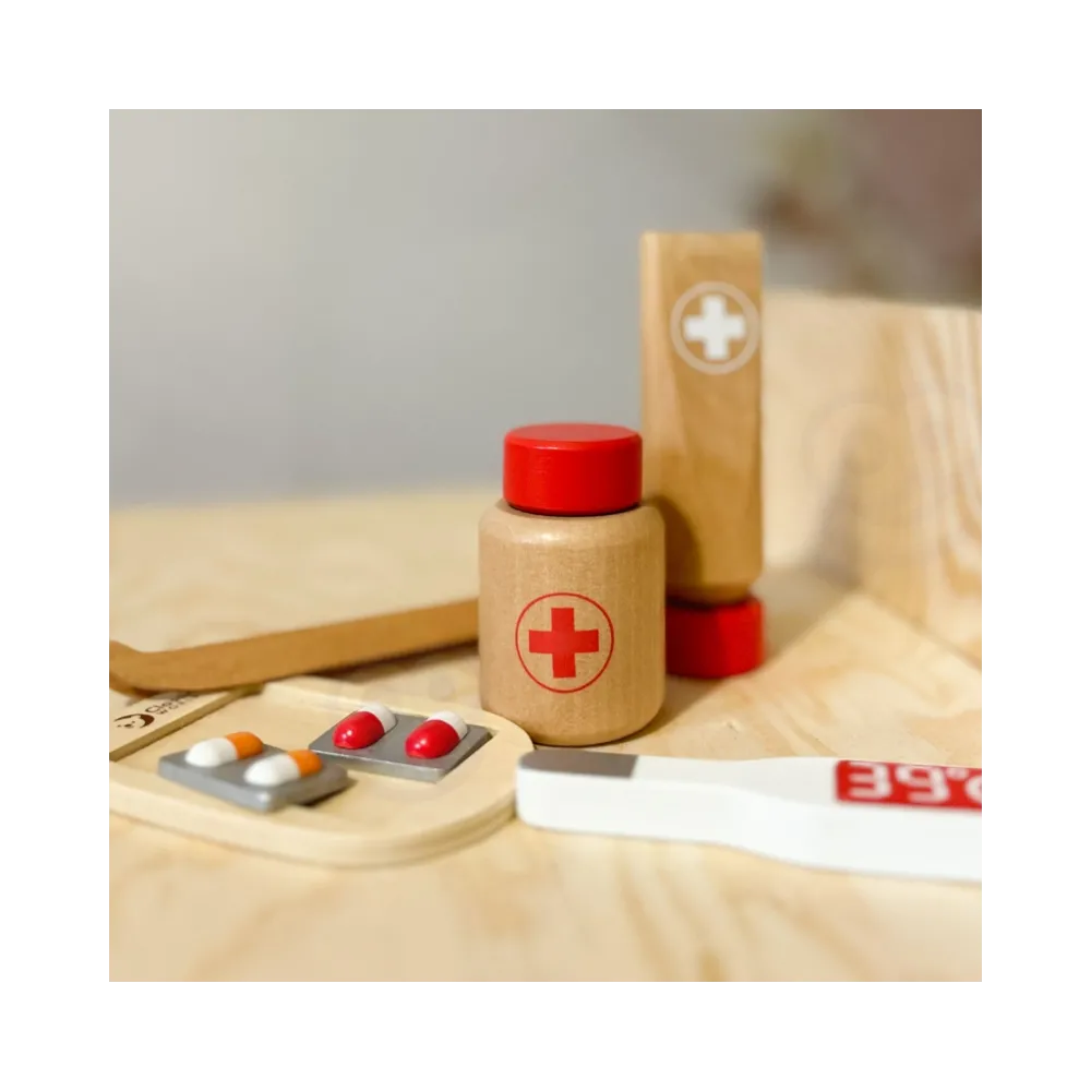 CLASSIC WORLD Drewniany Zestaw Walizka Małego Doktora Lekarza 19 el.