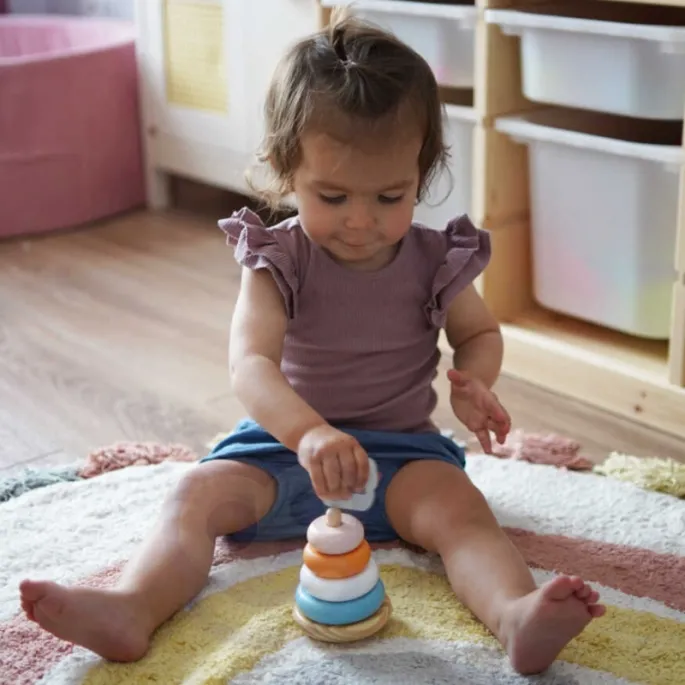 Bezpieczna piramidka z pastelowymi kolorami dla najmłodszych