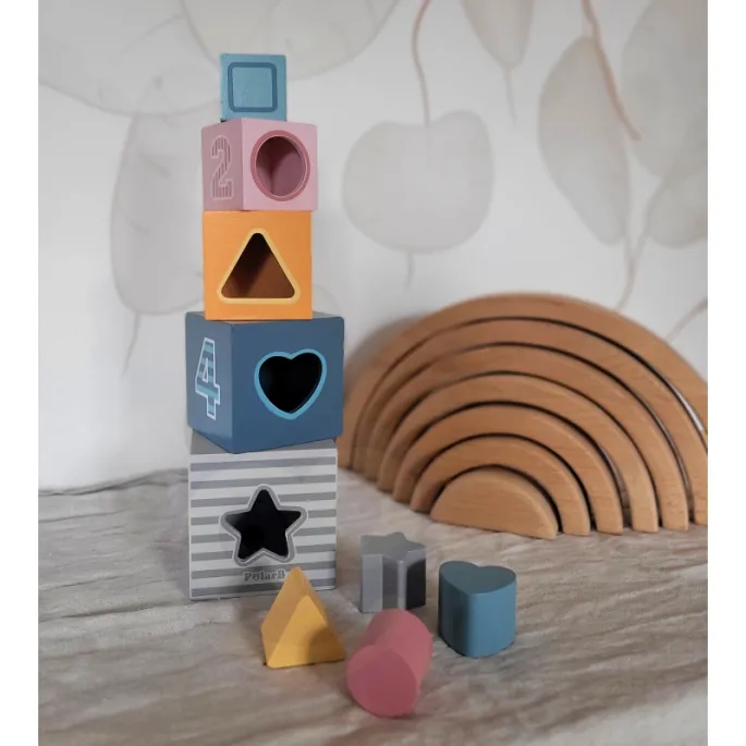 Piramidka z pięcioma pudełkami i geometrycznymi kształtami do nauki