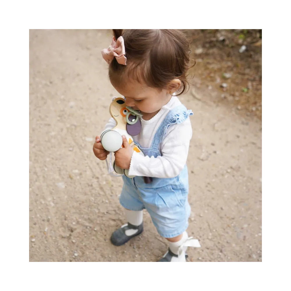 Zdjęcie drewnianej zabawki pieska do ciągnięcia dla dzieci