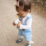 Zdjęcie drewnianej zabawki pieska do ciągnięcia dla dzieci