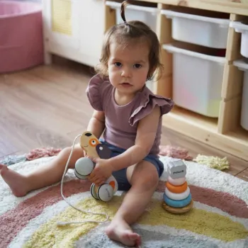 Uroczy piesek na sznurku jako prezent dla małego dziecka