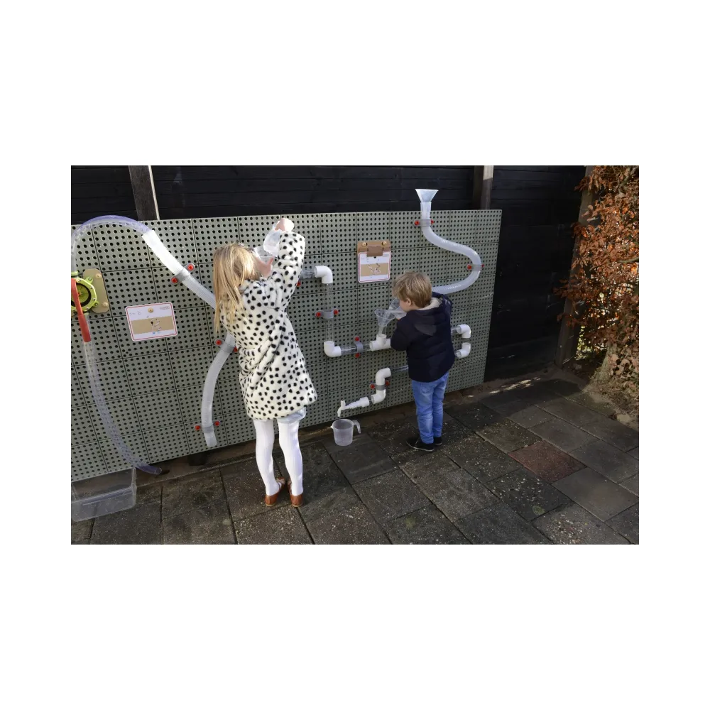 Szeroka tablica na zewnątrz - idealna do interaktywnych zajęć