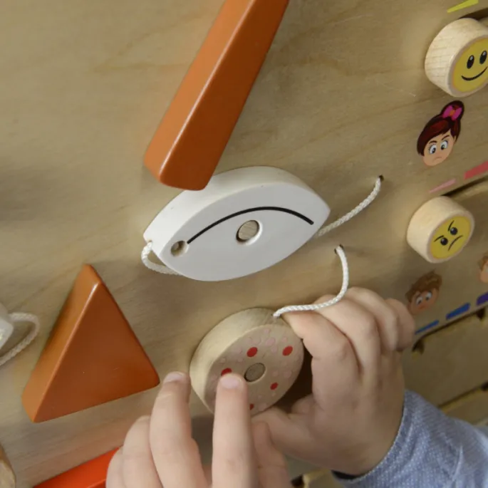 Tablica Montessori wspierająca rozwój emocjonalny