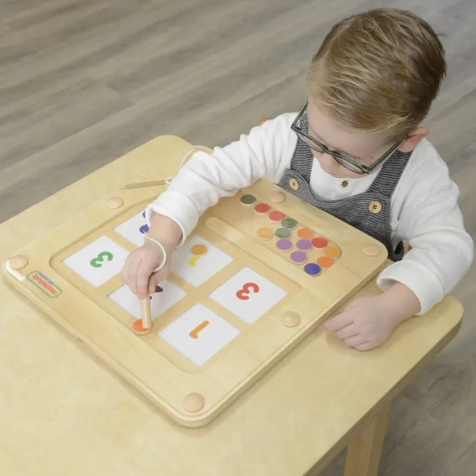 Kolorowe kółeczka na tablicy magnetycznej