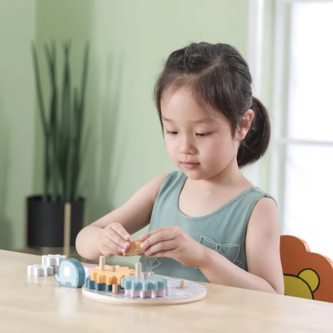 Ciekawe koła zębate z drewnianymi elementami do zabawy