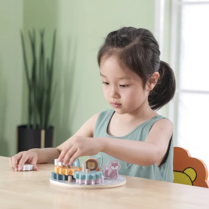 Kolorowe zębatki do układania na okrągłej podstawie