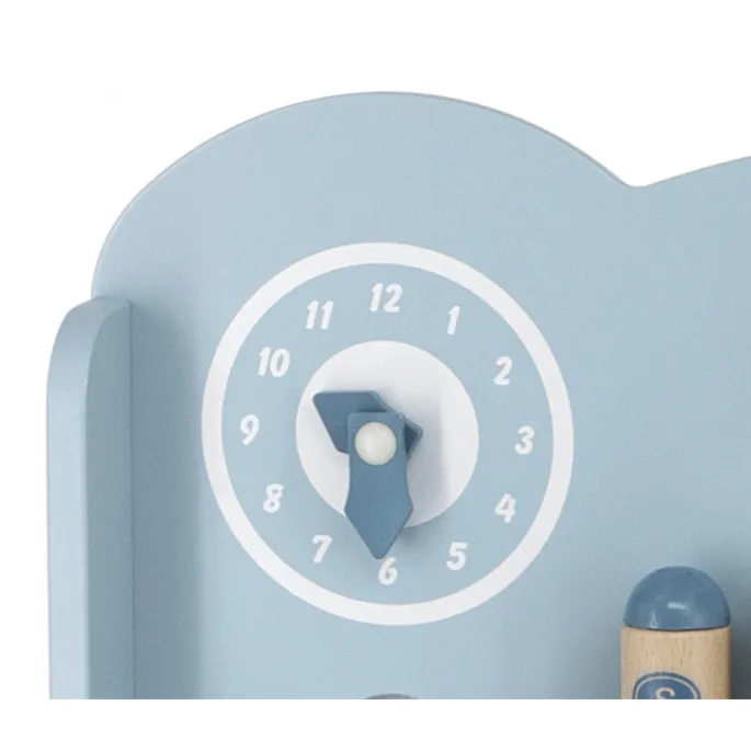 Akcesoria kuchenne w zestawie - garnek, patelnia, łyżka.