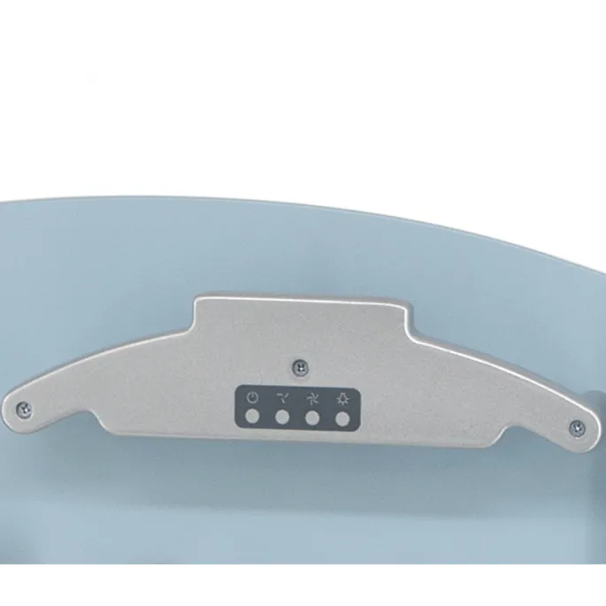 Malowana drewniana kuchnia w polarne barwy dla najmłodszych.