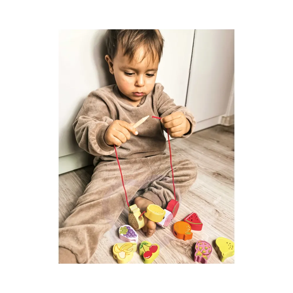 CLASSIC WORLD Drewniane Klocki do Nawlekania Owoce 13 el.