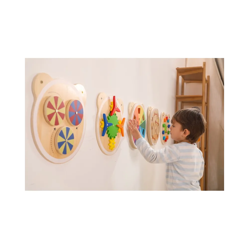 Zbliżenie na dziecięcą tablicę montessori z certyfikatem FSC