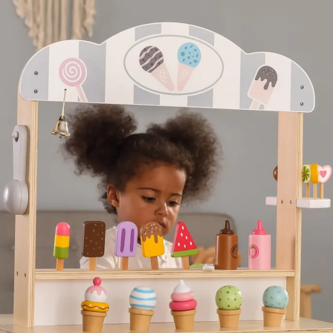 Różnorodne akcesoria do zabawy w cukiernię