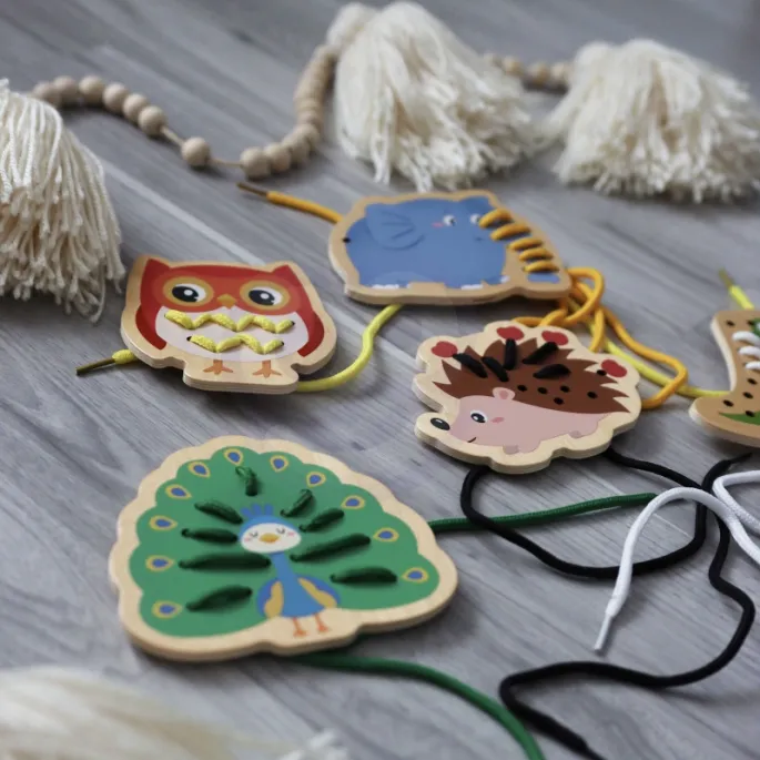 Kolorowe zwierzątka do nawlekania z drewna