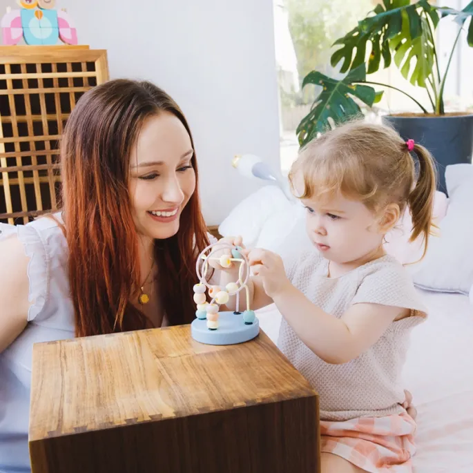 Pętla motoryczna z drewnianymi koralikami, wspierająca logiczne myślenie