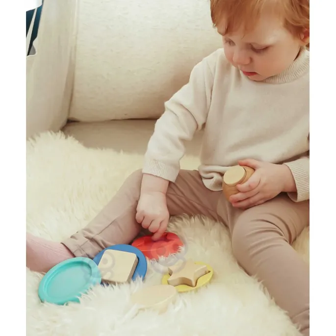 Naturalne drewno i nietoksyczne farby w zabawce.