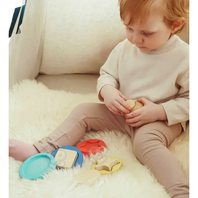 11 elementów układanki w kształcie misia.