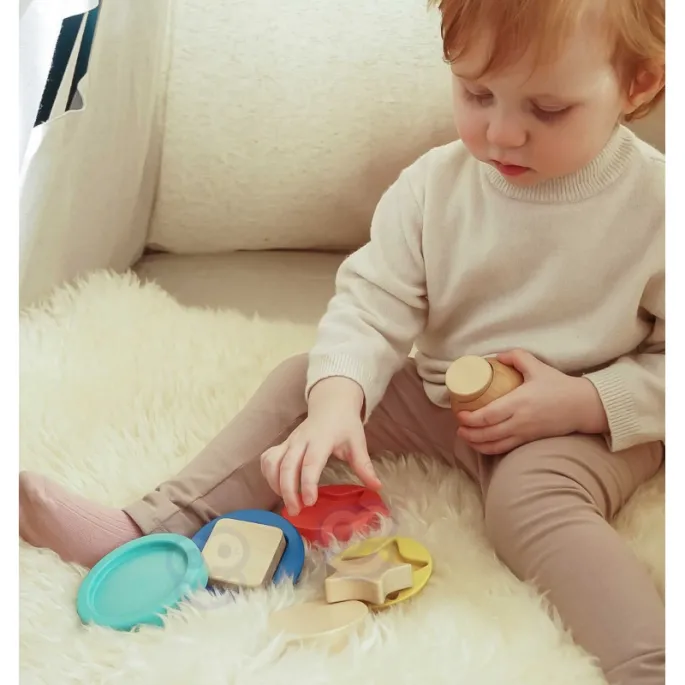 Zabawa rozwijająca zdolności manualne dzieci.