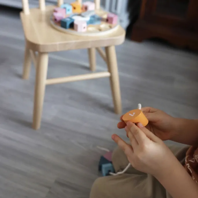 Zegar z ruchomymi wskazówkami i klockami