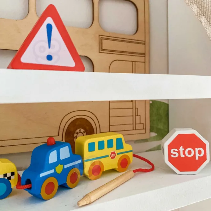 Kreatywna zabawa z drewnianymi klockami.