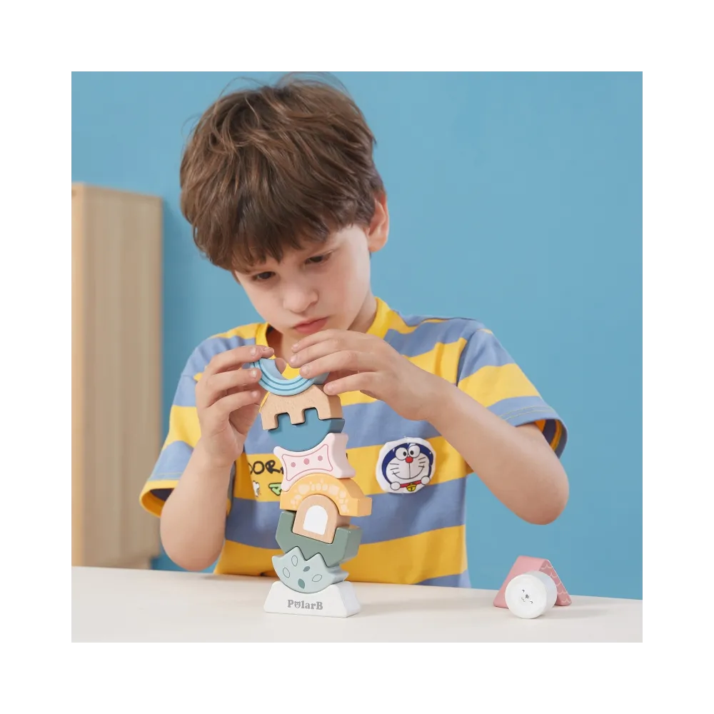 Elementy układanki drewnianej PolarB w różnych kształtach i kolorach