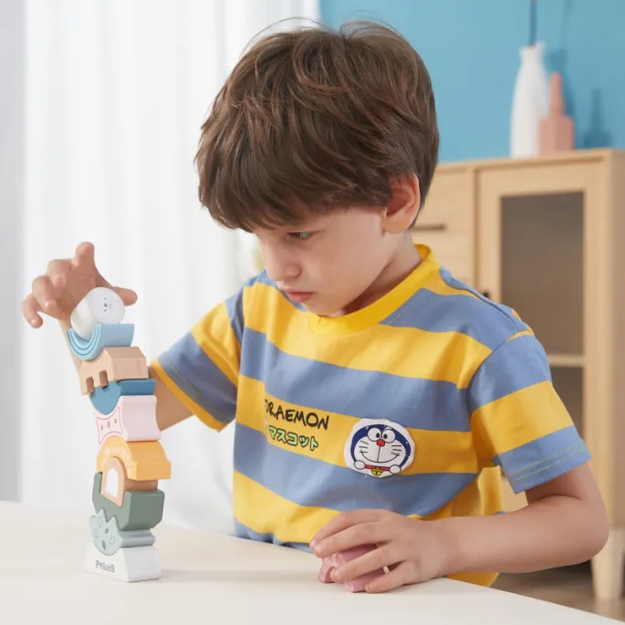 Drewniana wieża do układania wspierająca rozwój logicznego myślenia dziecka