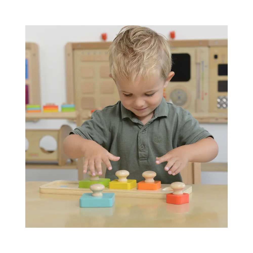 Klocki do zabawy w rozpoznawanie kształtów i kolorów.