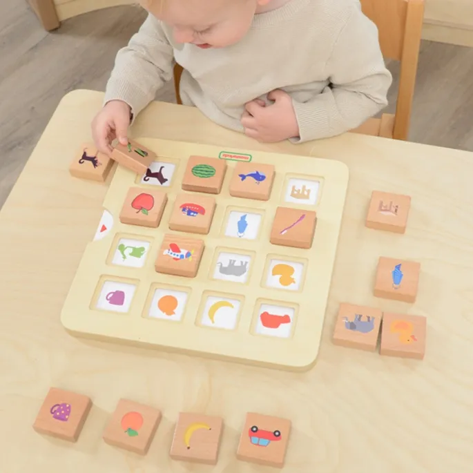 Kolorowe klocki z ilustracjami przedmiotów do nauki