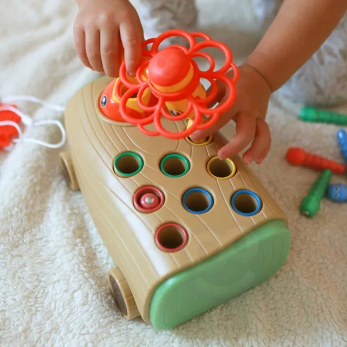 Interaktywna zabawka z ciągaczem i wbijakiem