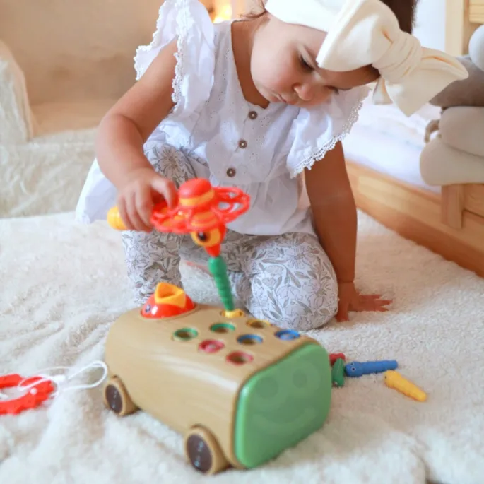 Ciągacz z bezpiecznym młoteczkiem dla maluchów