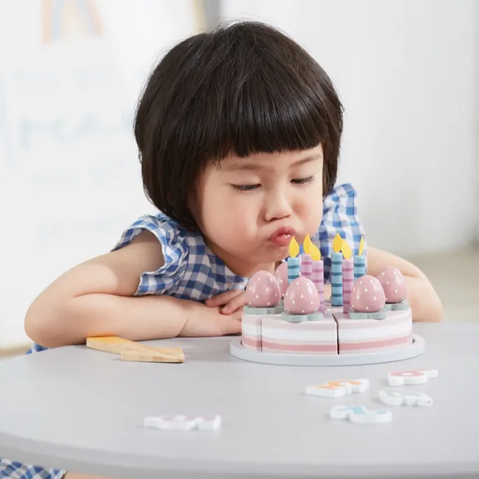 Tort z numerkami i świeczkami dla małych kucharzy