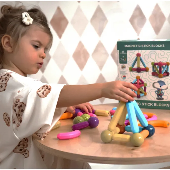 Magnetyczne klocki do tworzenia budowli i figur geometrycznych.