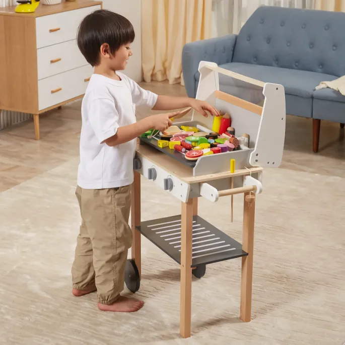 Realistyczna zabawa w grillowanie dla maluchów