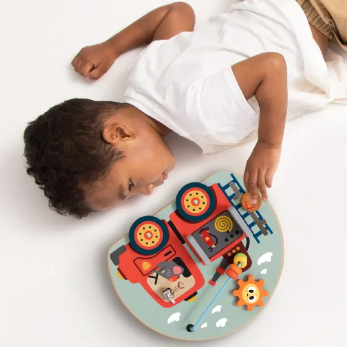 Edukacyjna tablica z różnorodnymi elementami dla małych odkrywców