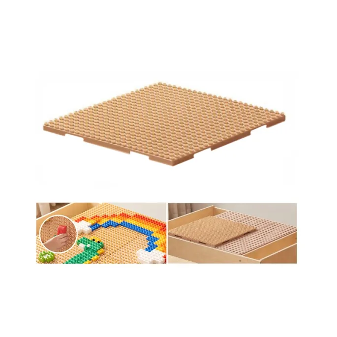 Edukacyjny stół z akcesoriami do zabawy dla kilku dzieci