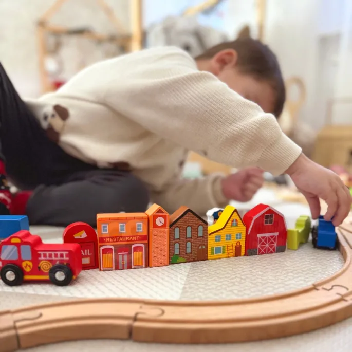 Kolorowe elementy drewniane dla małych architektów