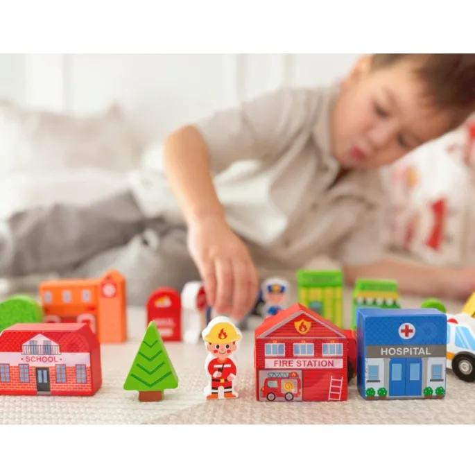 Mikroświat z drewnianymi figurkami