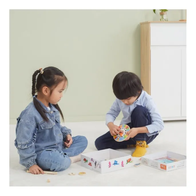 Dwie magnetyczne wędki w grze edukacyjnej dla dzieci.