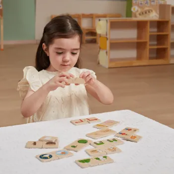 Zestaw 24 puzzli z drewna dla maluchów