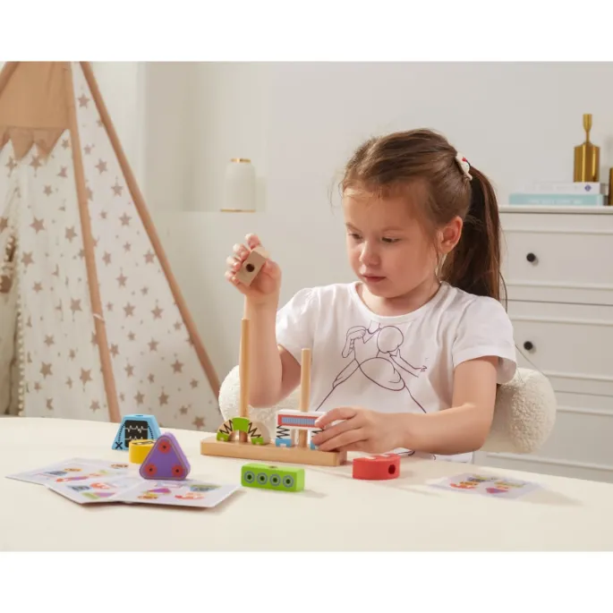 Dzieci rozwijające wyobraźnię dzięki VIGA Piramidka Roboty