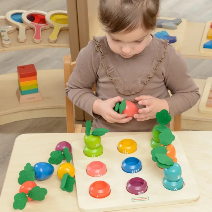 Zabawka rozwijająca zdolności manualne i sensomotoryczne dzieci.