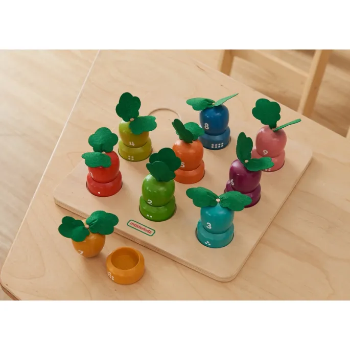 Interaktywna tablica z drewnianymi elementami do nauki poprzez zabawę.