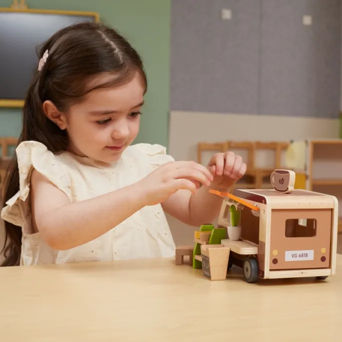 Figurka baristy w zestawie VIGA Food Truck