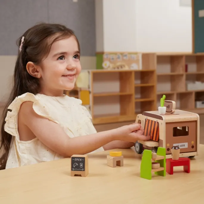 Drewniane meble i akcesoria do kawiarni w zabawie