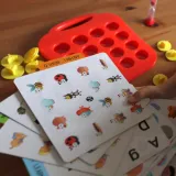 Colorowa gra logiczna w połączeniu w pary