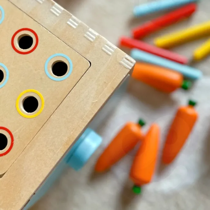 Sorter Montessori z wysuwaną szufladką do zabawy.